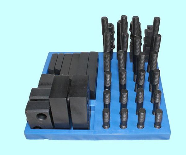 YT-0211 набор клиновых ступенчатых прижимов 58 предметов паз 21,7 мм М18х2,5 на пластиковой подставке